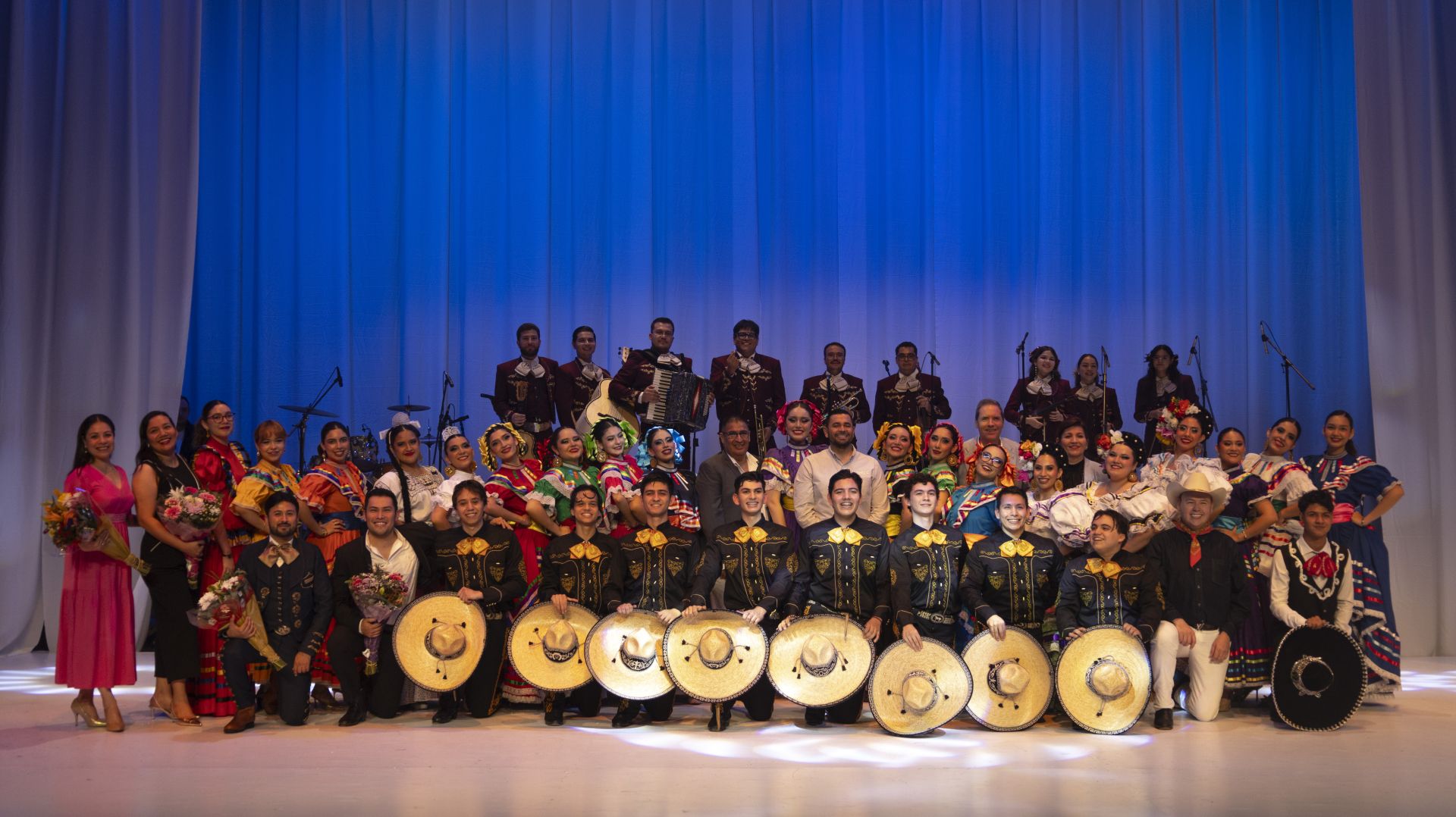 Foto grupal durante la Gala Folklórica: Algarabía de México. Foto: Karla Millán
