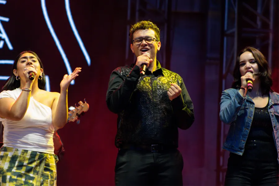 Mauricio canta