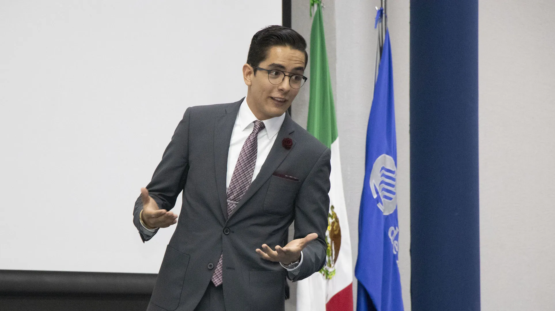 Andr&eacute;s Hornedo, ganador del primer lugar regional de Discursos Persuasivos 