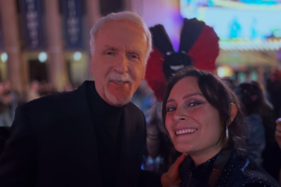 Selfie de una Ivel Hern&aacute;ndez con James Cameron durante la premiere mundial de Avatar: Fire & Ash.