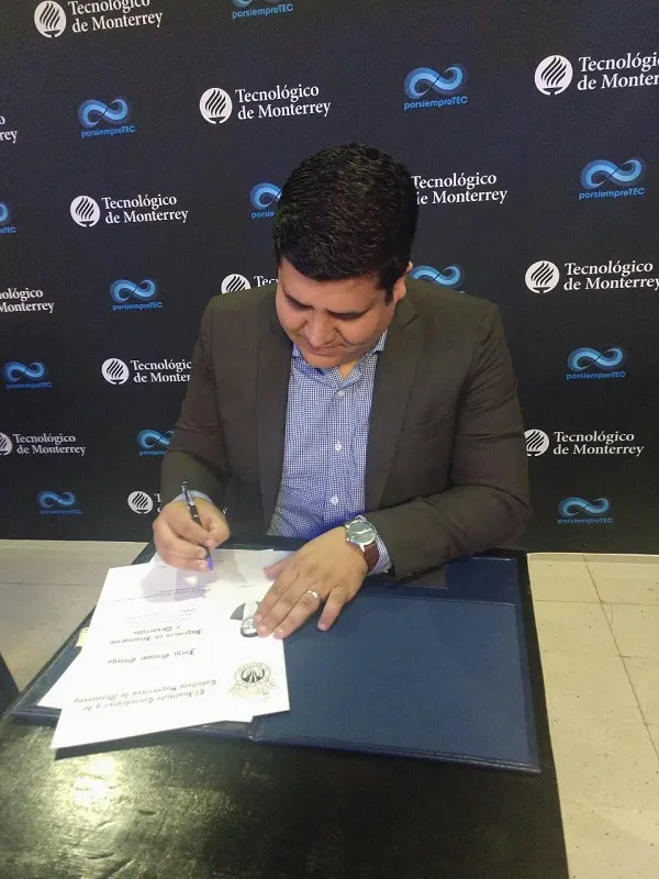 Jorge Gandar firma de t&iacute;tulo 