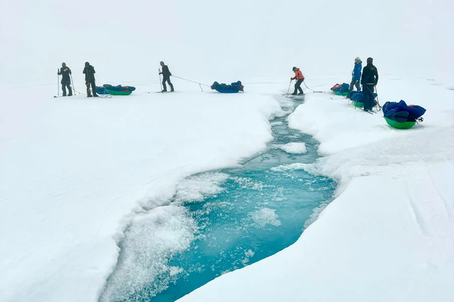 Andrea junto a sus compa&ntilde;eros cruzando Groenlandia 