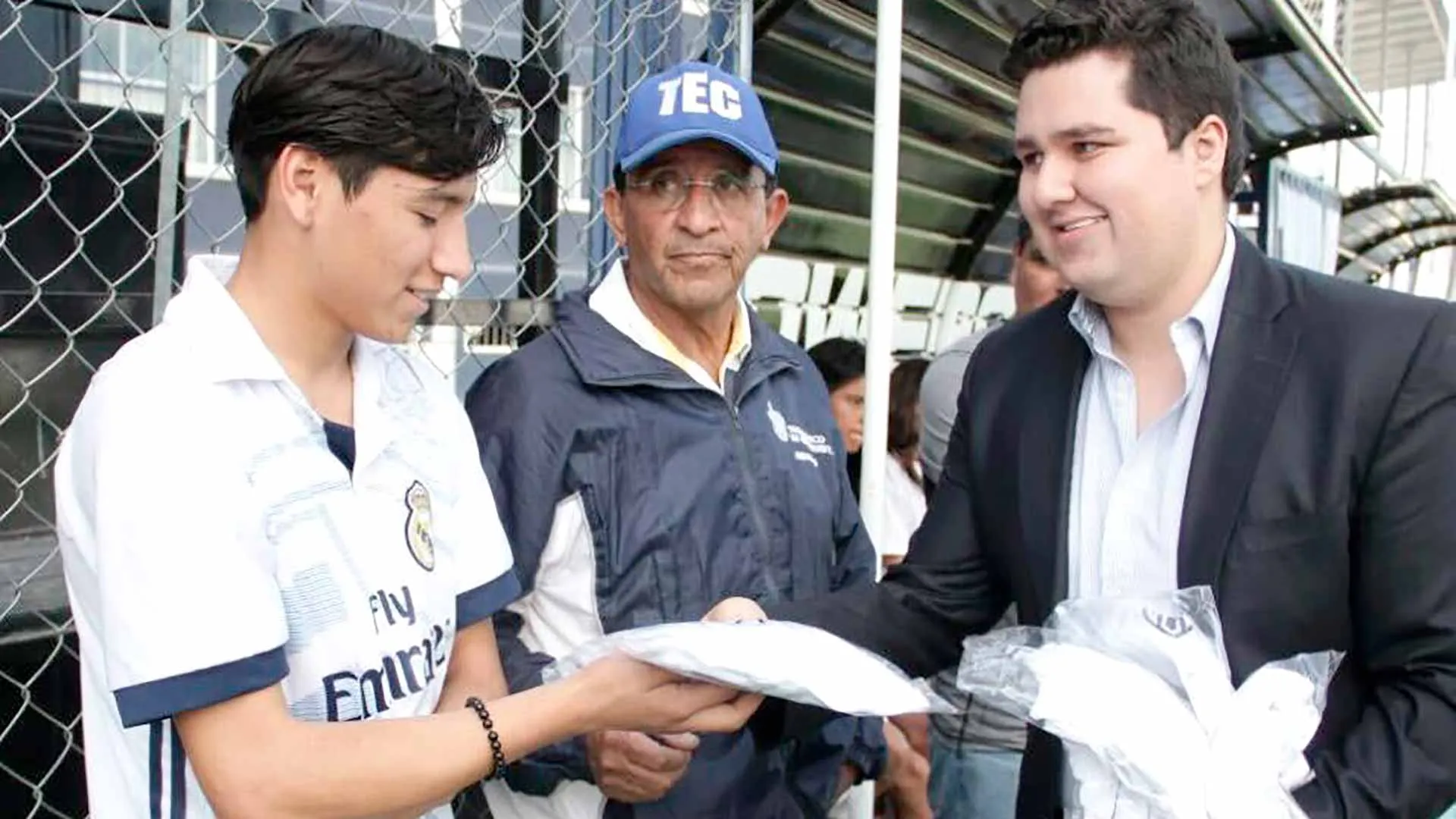 Arturo Rivera entrega apoyos a j&oacute;venes de Pachuca