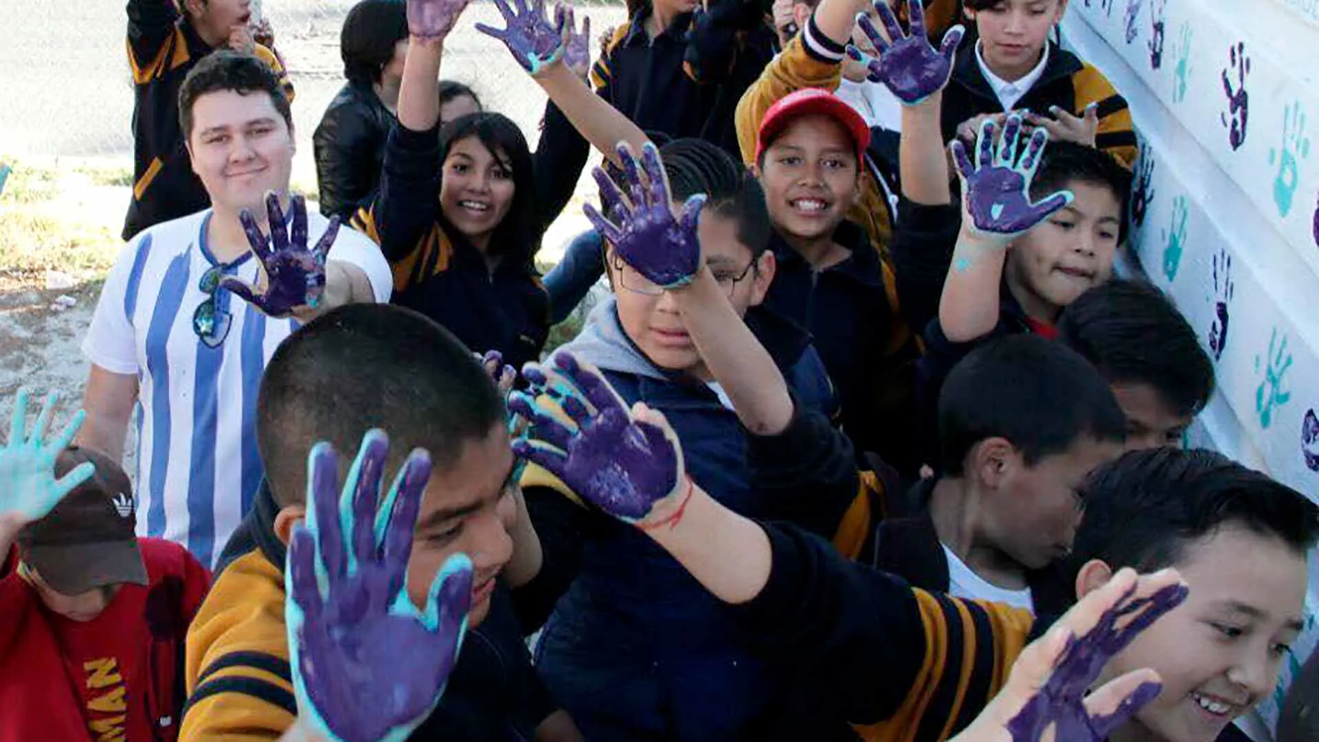 Arturo Rivera y ni&ntilde;os de barrios de Pachuca