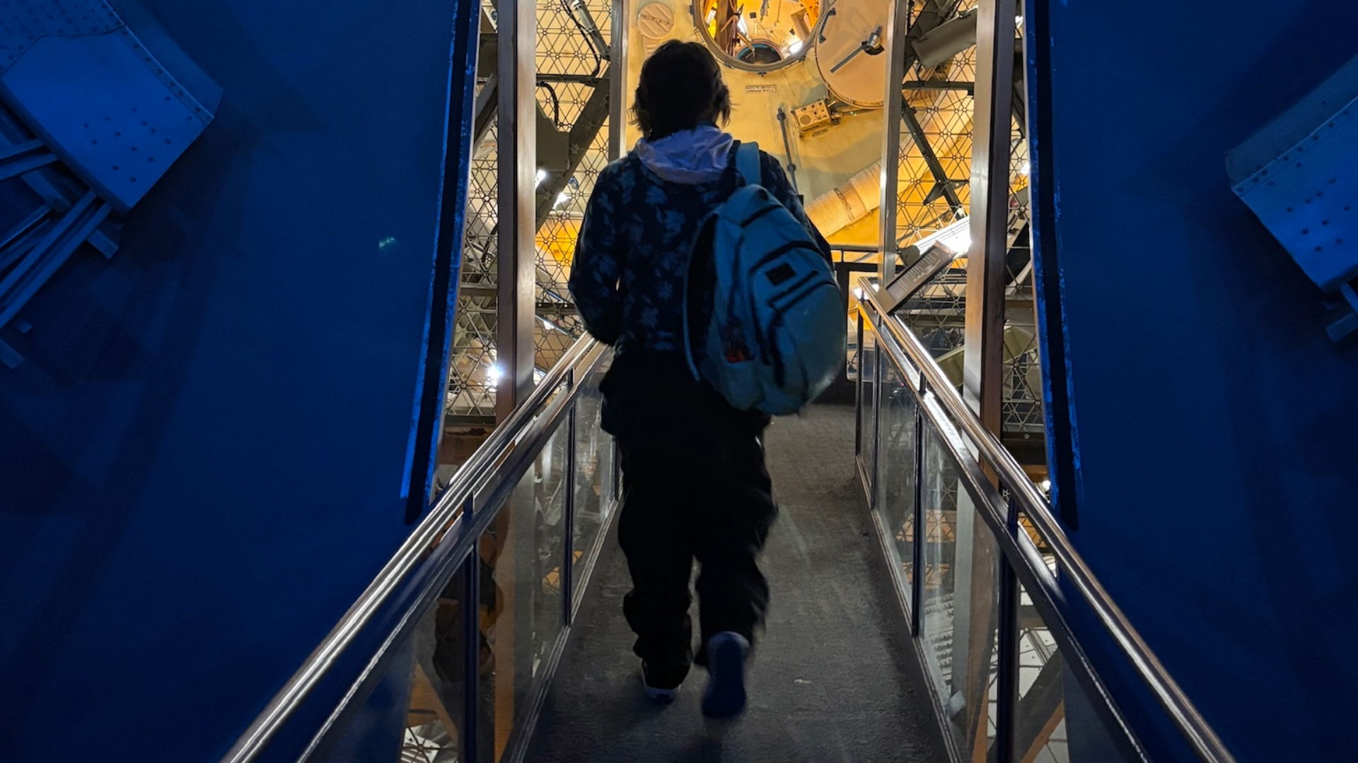 Alumno Pablo Armando ingresando a las instalaciones de la NASA Houston 