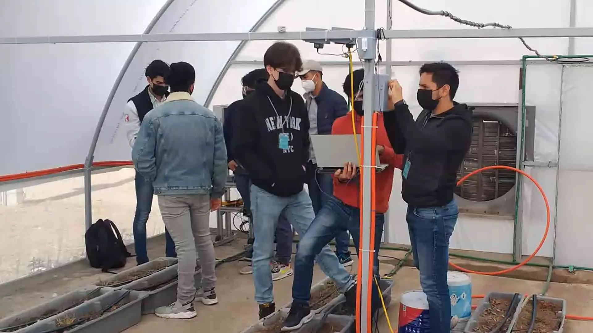 Grupo de estudiantes apoyando la renovación eléctrica del proyecto.