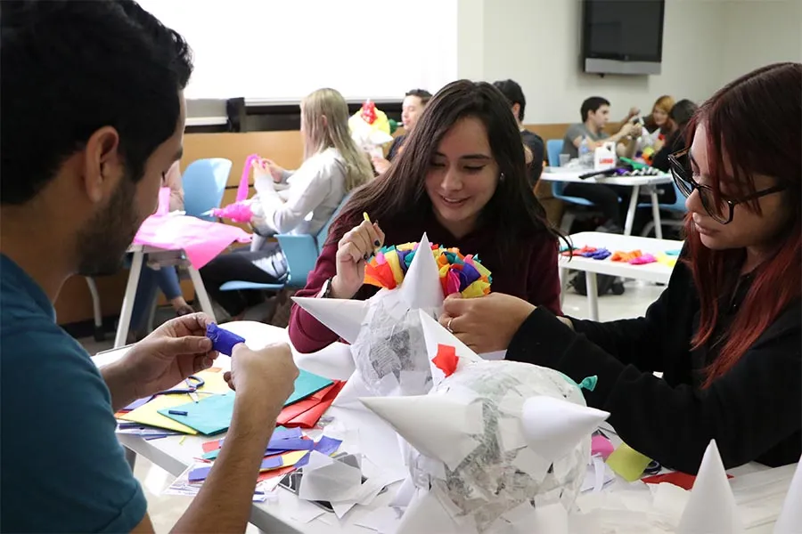 Alumnos decoran pi&ntilde;ata en Viva M&eacute;xico