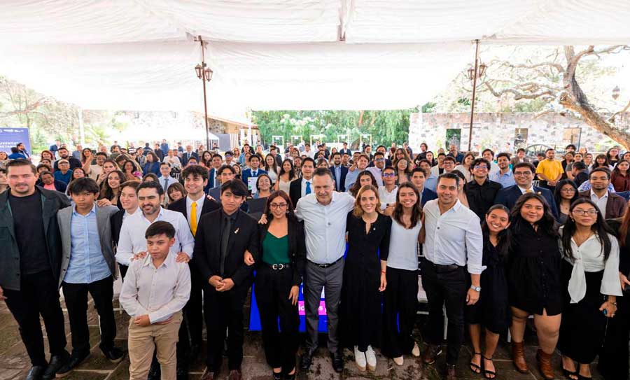 Estudiantes de PrepaTec Querétaro son reconocidos con el Premio Estatal de la Juventud por sus actividades académicas de robótica.