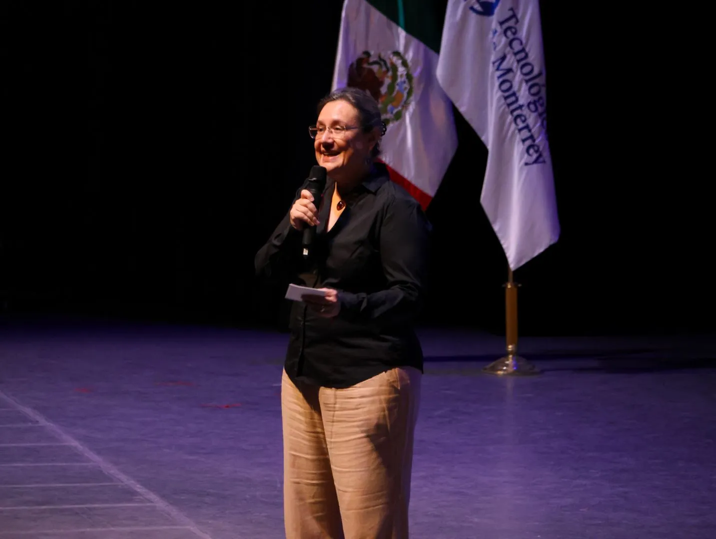 Ana Laura Santamaría da la bienvenida al evento MicroCosmos