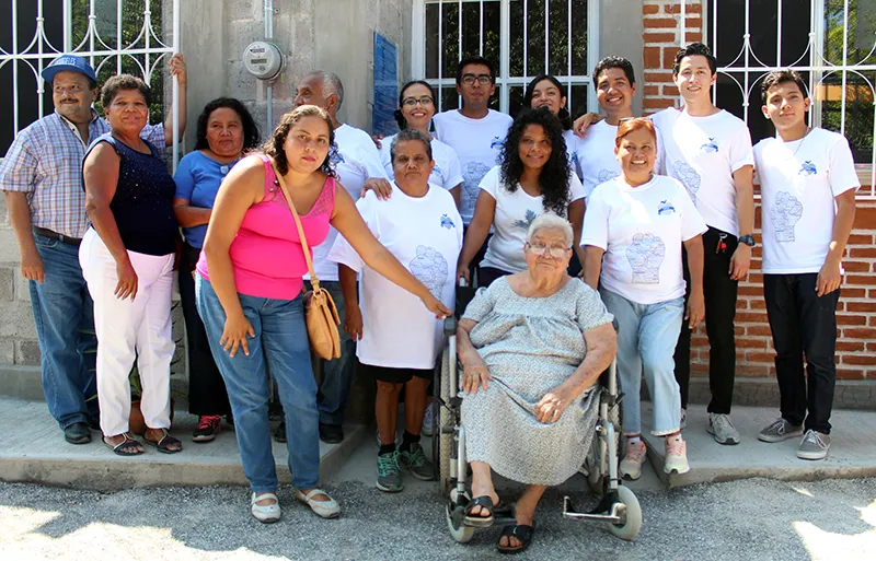 L&iacute;deres del ma&ntilde;ana dan hogar a familia damnificada