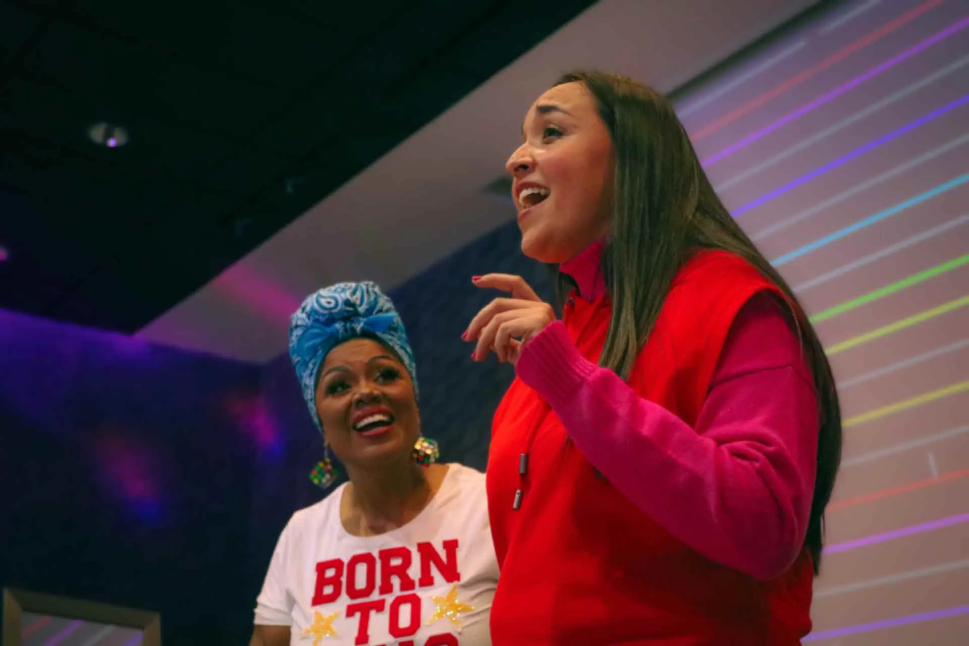 Cheryl Porter, con cantante, analizando tono con herremienta especializada