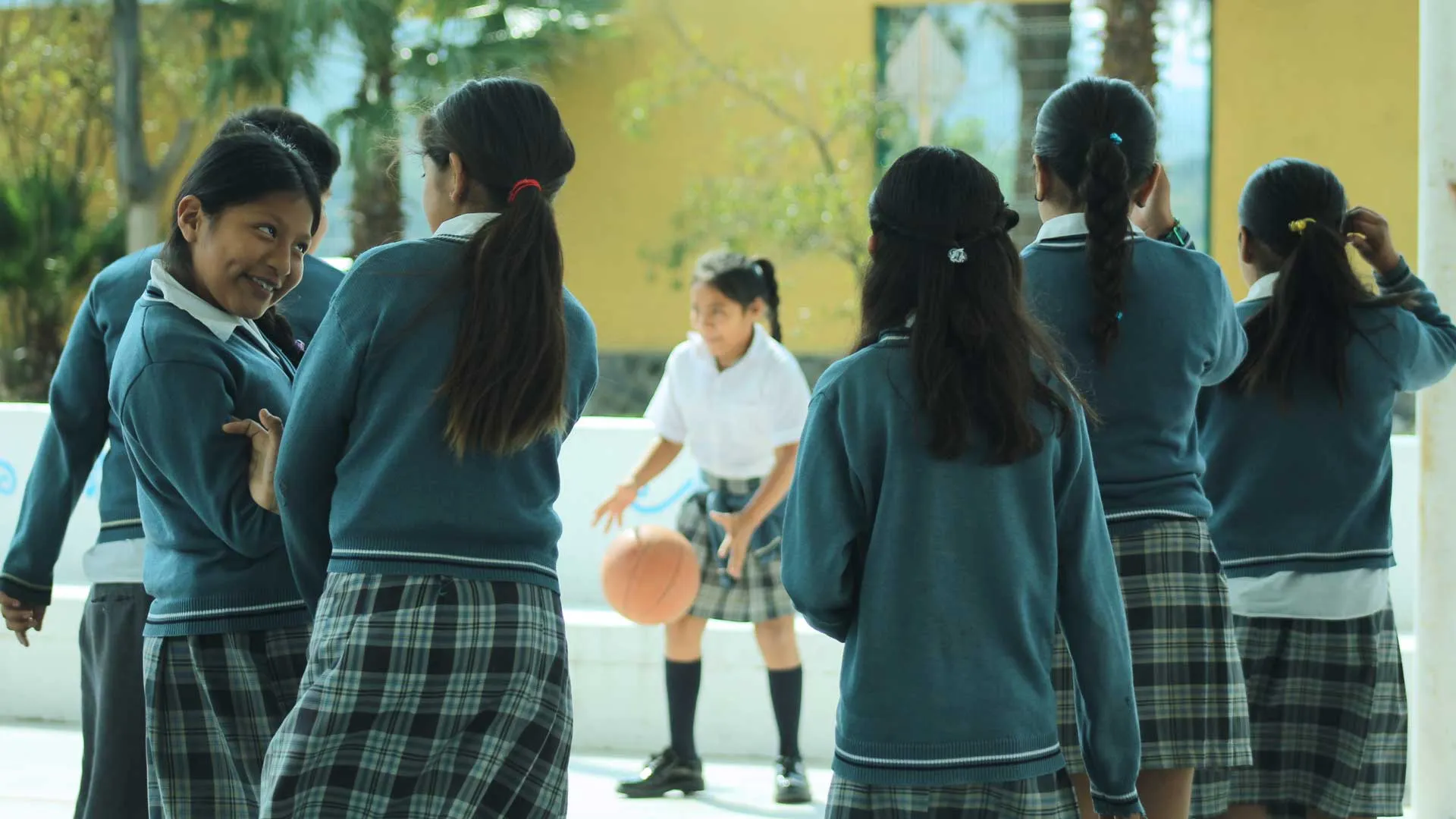 Ni&ntilde;os h&ntilde;ah&ntilde;u jugando en la Escuela Primaria Nicol&aacute;s Bravo.