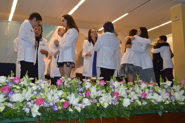 Alumnos recibiendo su chaquet&iacute;n blanco