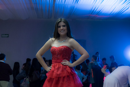 Alumnos de la PrepaTec en Veracruz organizaron el encuentro de moda denominado “FashionTec” a favor de la Fundación Roma, que apoya a personas invidentes del centro del estado de Veracruz, a través de la cual se recaudaron poco más de 30 mil pesos. Movidos por el sentido humano y la responsabilidad social, alumnos de tercer semestre de la materia “Tutoreo y bienestar integral” de PrepaTec en Veracruz organizaron el encuentro de moda denominado “FashionTec” cuyo objetivo fue desarrollar competencias formativas en los alumnos tales como: Trabajo colaborativo, responsabilidad personal y social así como creatividad e innovación, además del desarrollo del valor sentido humano a través de la donación de fondos económicos para la fundación Roma. El evento superó las expectativas que se tenían, así lo señaló Humberto Dorantes Groc, profesor tutor de la PrepaTec en Veracruz, en entrevista para CONECTA: “me siento muy satisfecho con ver concluido este evento pues se superaron las expectativas, no solo en apoyo a la fundación, sino en talento, organización y crecimiento personal de los alumnos”. Por su parte, Magdalena González, directora de la fundación mencionó: “Estoy muy emocionada al ver que los chicos del Tec de Monterrey están viendo por las personas que más lo necesitan, ese aspecto humanitario del Tec siempre marca la diferencia dentro de la sociedad”. Cabe mencionar, que las y los modelos de este encuentro de moda son alumnos de la PrepaTec en Veracruz en su totalidad, mismos que sin duda mostraron compromiso y profesionalismo en todo momento.