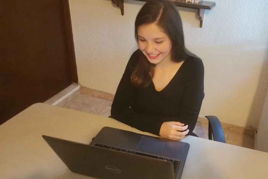Daniela trabajando para ganar su mención honorífica en el premio Banxico