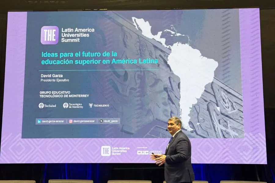 David Garza durante su participaci&oacute;n en el THE Latin America Universities Summit 2026, frente a una pantalla con su conferencia sobre el futuro de la educaci&oacute;n superior en Am&eacute;rica Latina.
