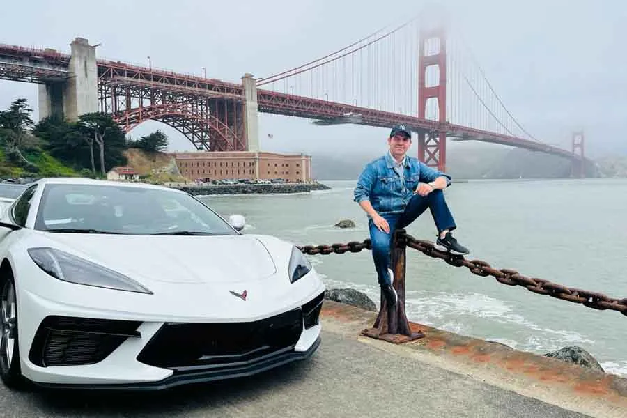 De la Rosa con uno de los autos el&eacute;ctricos 'Tesla'.