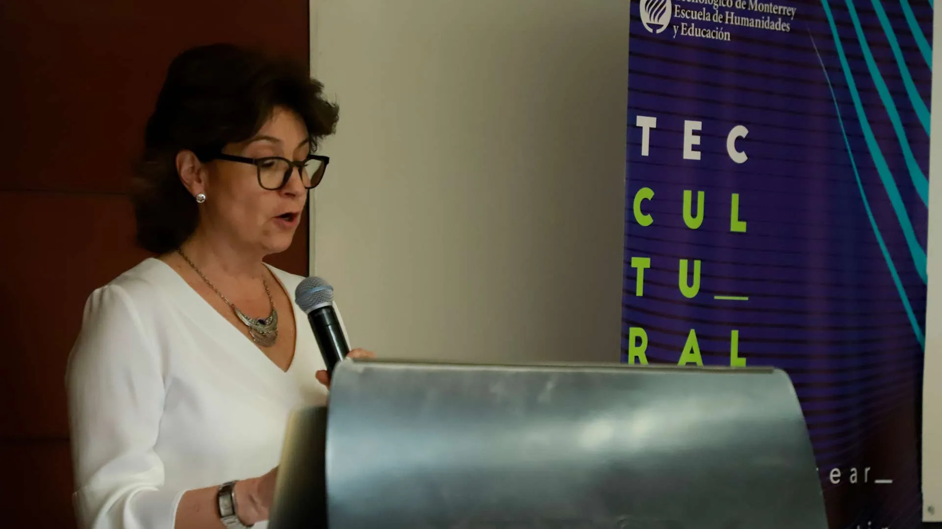 Dra. Dora Elvira Garc&iacute;a, profesora y decana de Investigaci&oacute;n de la Escuela de Humanidades y Educaci&oacute;n 