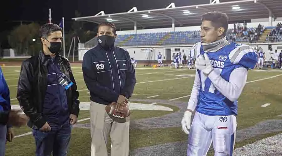 Alonso Hern&aacute;ndez junto a Pascual Alcocer en el estadio Borregos de campus Quer&eacute;taro
