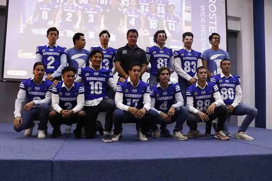 Alonso Hern&aacute;ndez junto al equipo de Borregos Quer&eacute;taro