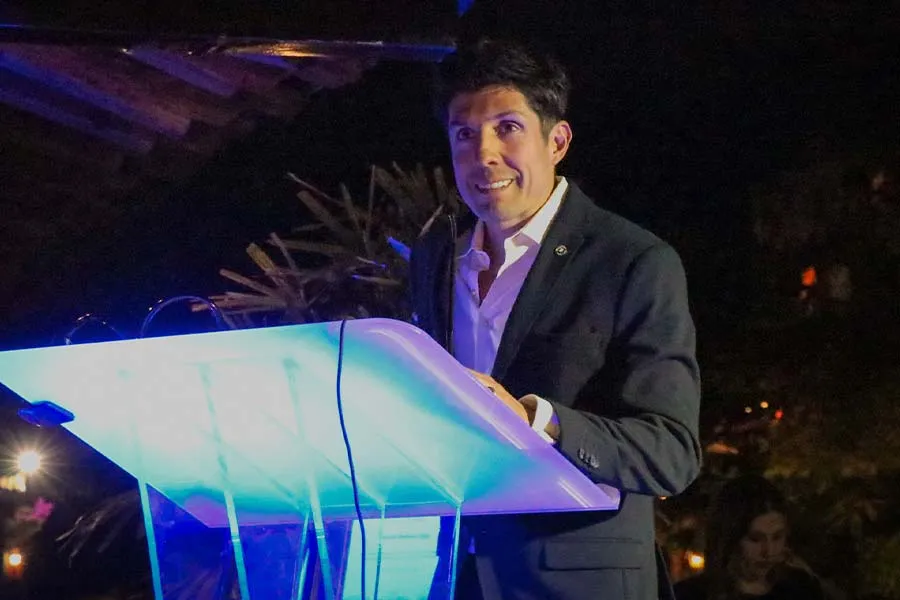 Eduardo Ram&iacute;rez brinda palabras en ceremonia 