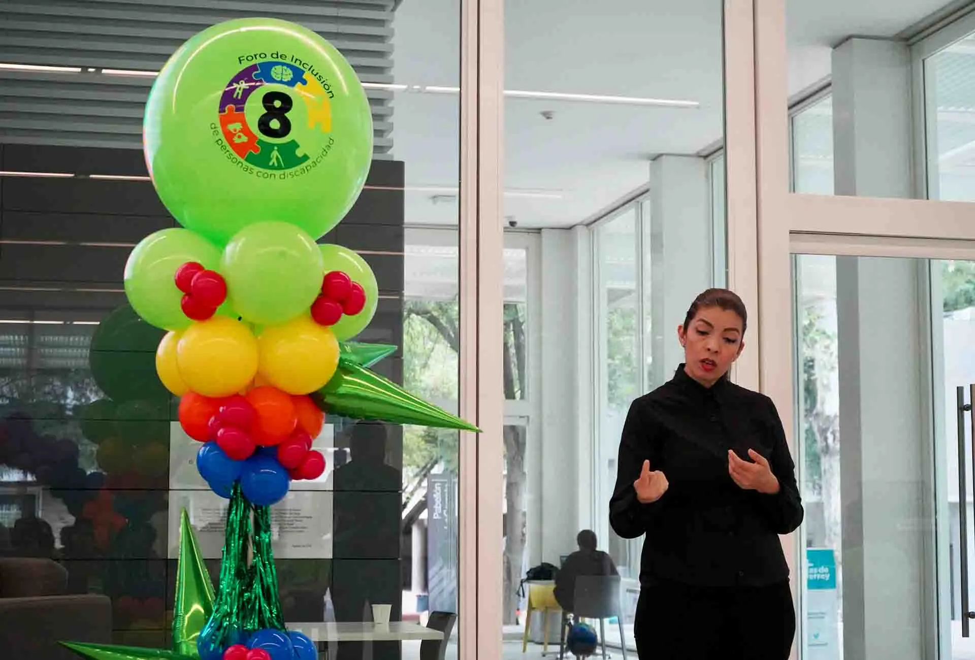 Edyth de la Rosa, int&eacute;rprete e instructora de la lengua de se&ntilde;as mexicana