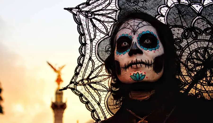 Escritores educadores de la sociedad d&iacute;a de muertos
