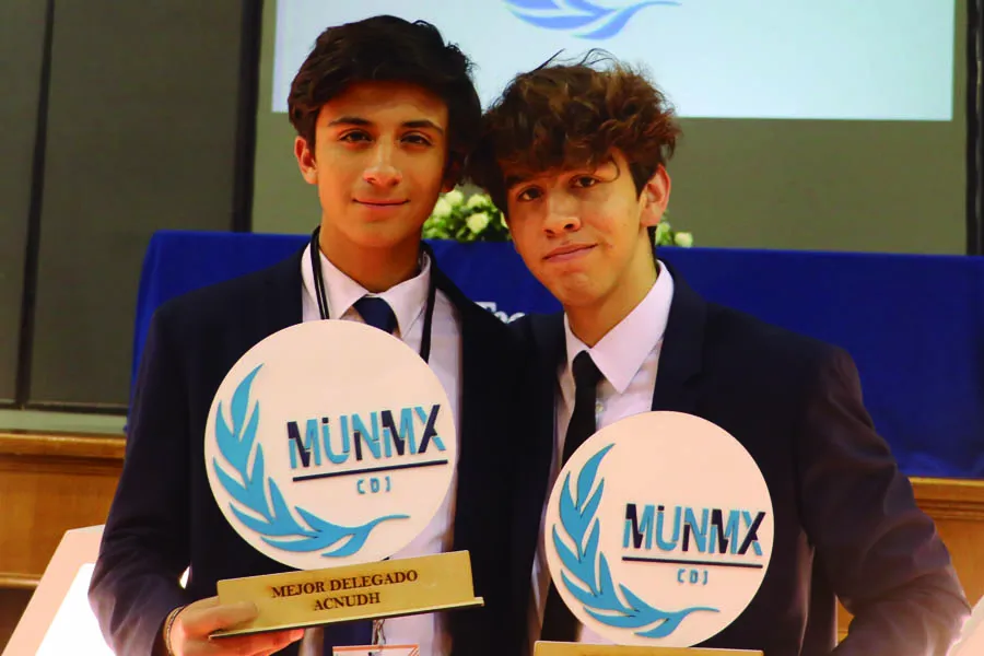 Esteban y su compa&ntilde;ero con premios a mejores delegados