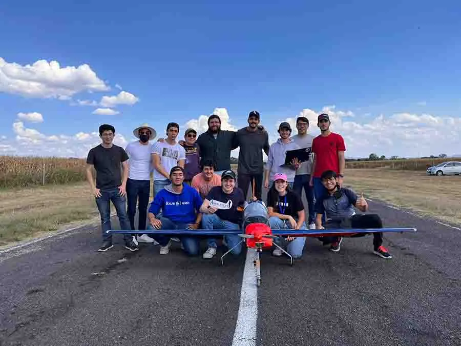 J&oacute;venes ingenieros del Tec Quer&eacute;taro construyen avi&oacute;n a escala