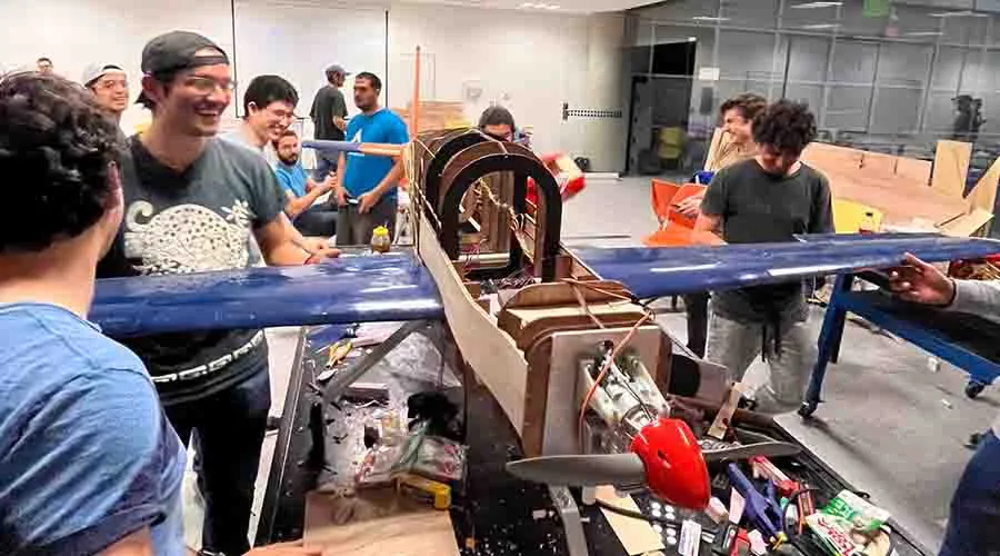 J&oacute;venes ingenieros del Tec Quer&eacute;taro construyen avi&oacute;n a escala