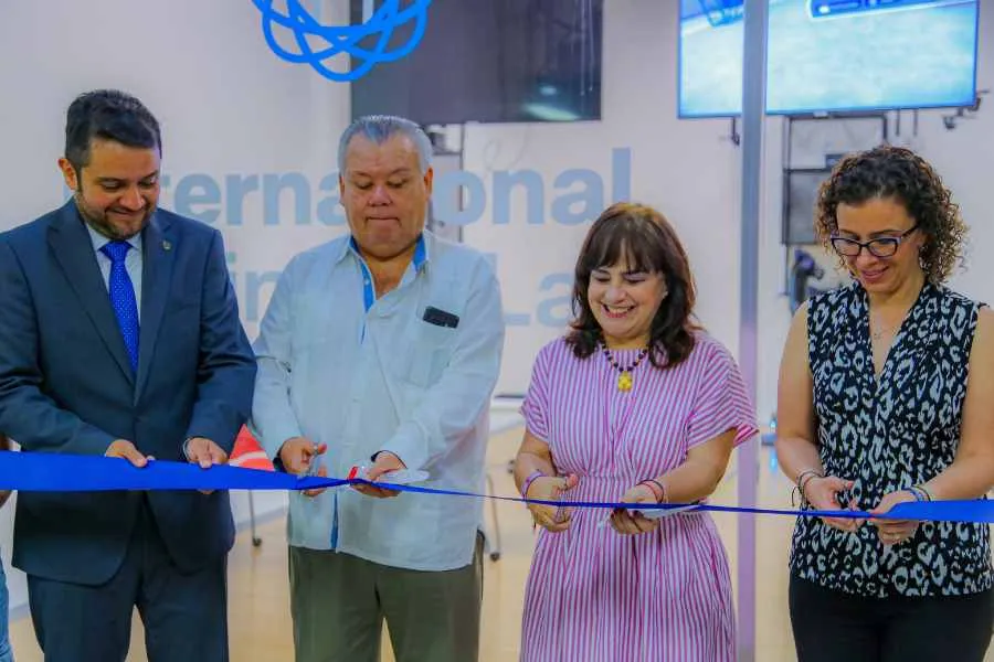 directivos del Tec de Monterrey haciendo corte de list&oacute;n