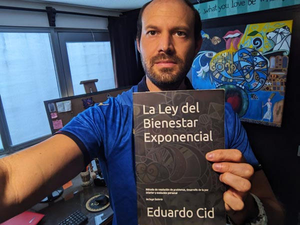 Profesor Eduardo Cid y su libro publicado