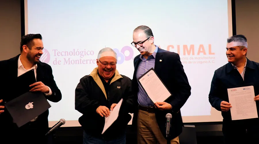 Momento exacto de la firma de convenio entre el Tec campus Laguna y el cl&uacute;ster