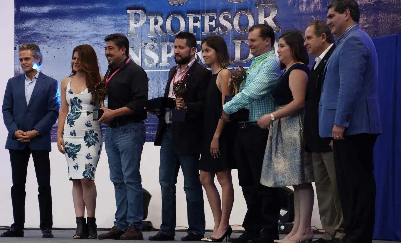 Cada uno de los profesores fue revelado como ganador por una de sus exalumnas, quienes los acompañaron en el escenario.
