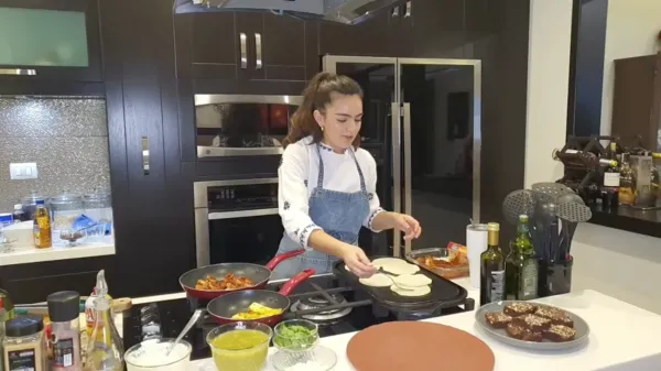  Chef Cristy Ponce de &ldquo;Dulce Romero Panader&iacute;a&rdquo;. 