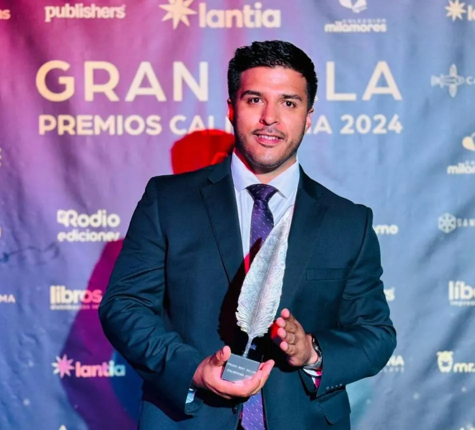 Foto medio cuerpo de Juan &Aacute;ngel en la Gran Gala de los Premios Caligrama 2024