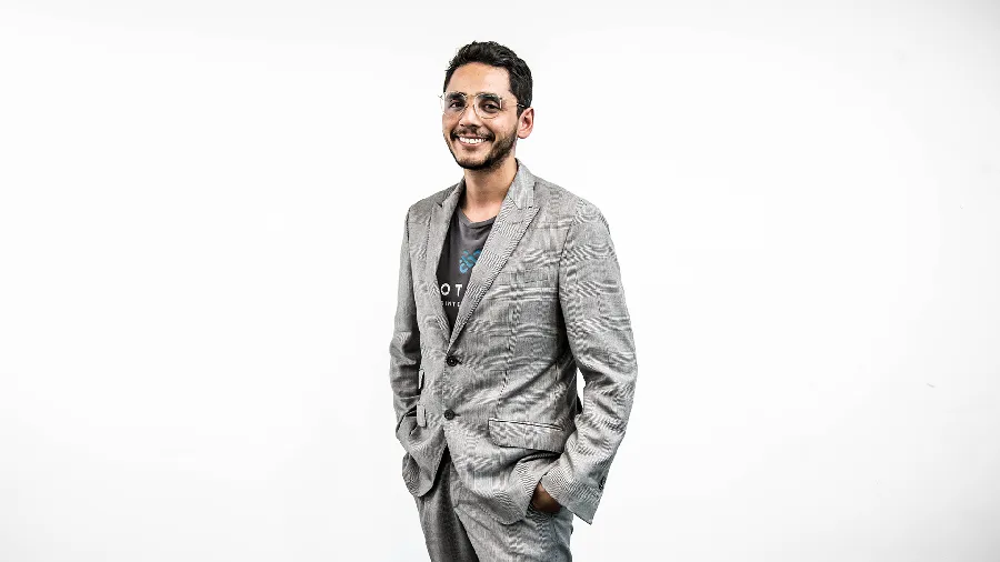 Francisco Valencia de Prothesia fue premiado por MIT Tech Review