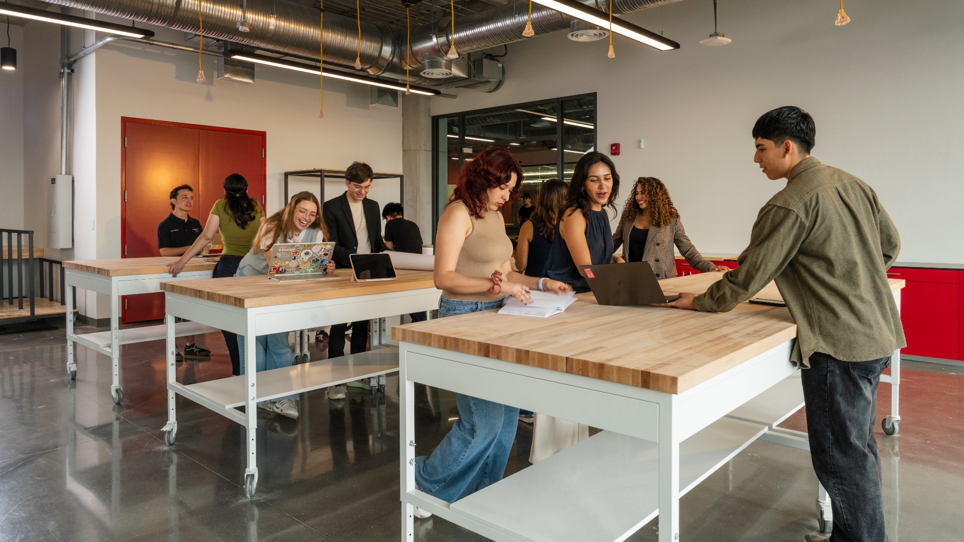 jovenes estudiantes revisan un proyecto en uno de los laboratorios del HUB