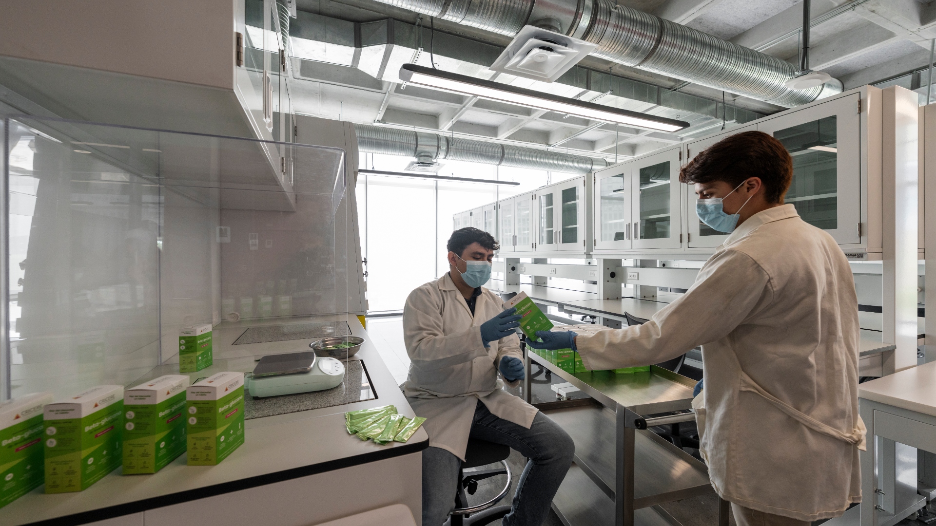 estudiantes trabajan en un proyecto del bio laboratorio 