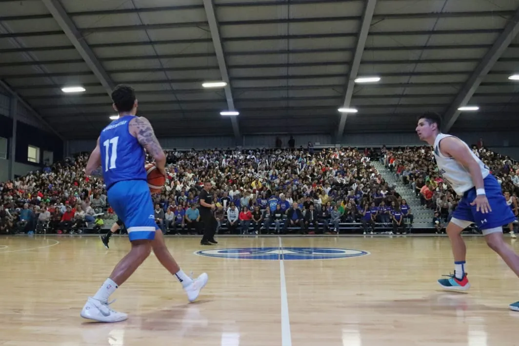 La cancha azul del Tec Hidalgo luci&oacute; un lleno total