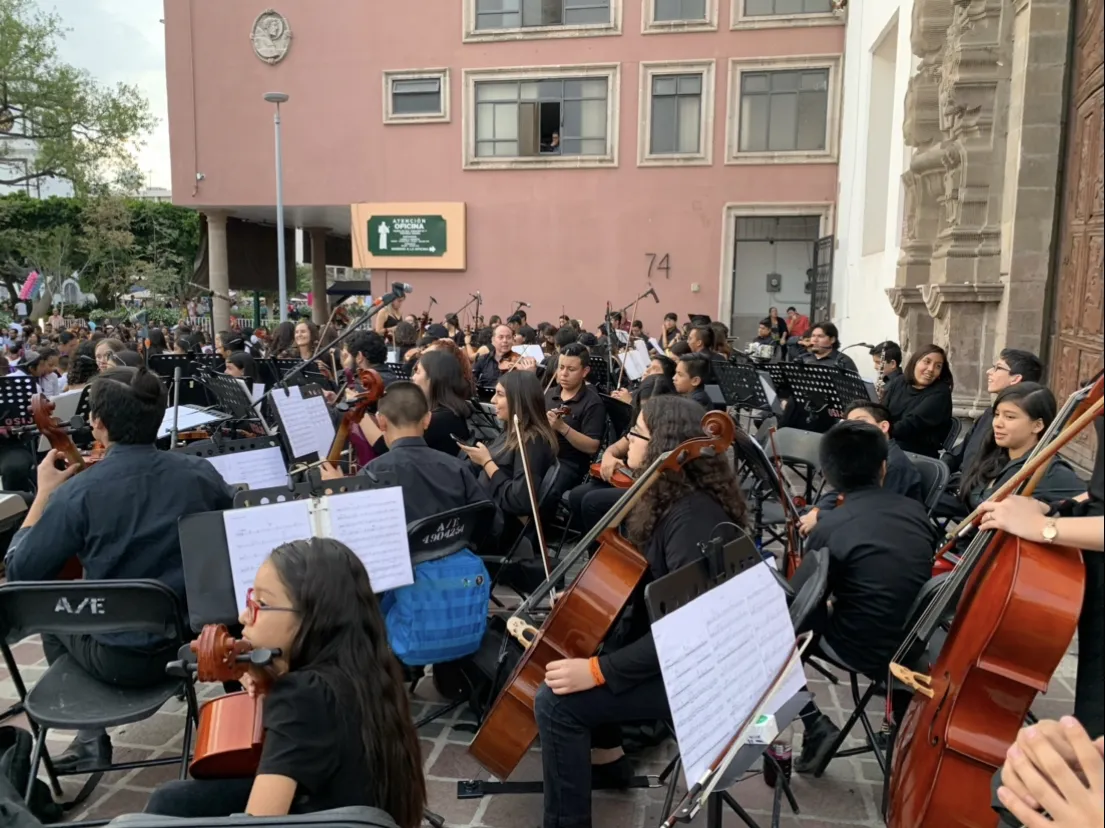 Profesor del Tec dirige a 230 m&uacute;sicos en un flashmob masivo
