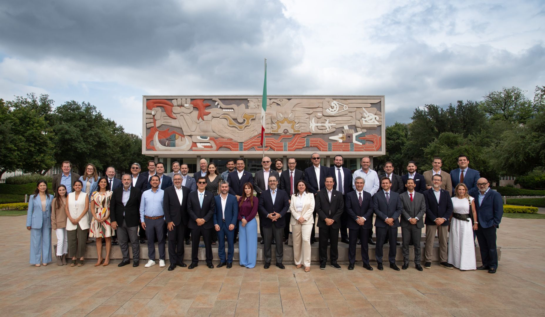 Representantes del Tecnol&oacute;gico de Monterrey, CAF y l&iacute;deres empresariales posan en fotograf&iacute;a grupal frente al mural de Rector&iacute;a en campus Monterrey durante la visita institucional para fortalecer colaboraci&oacute;n regional.