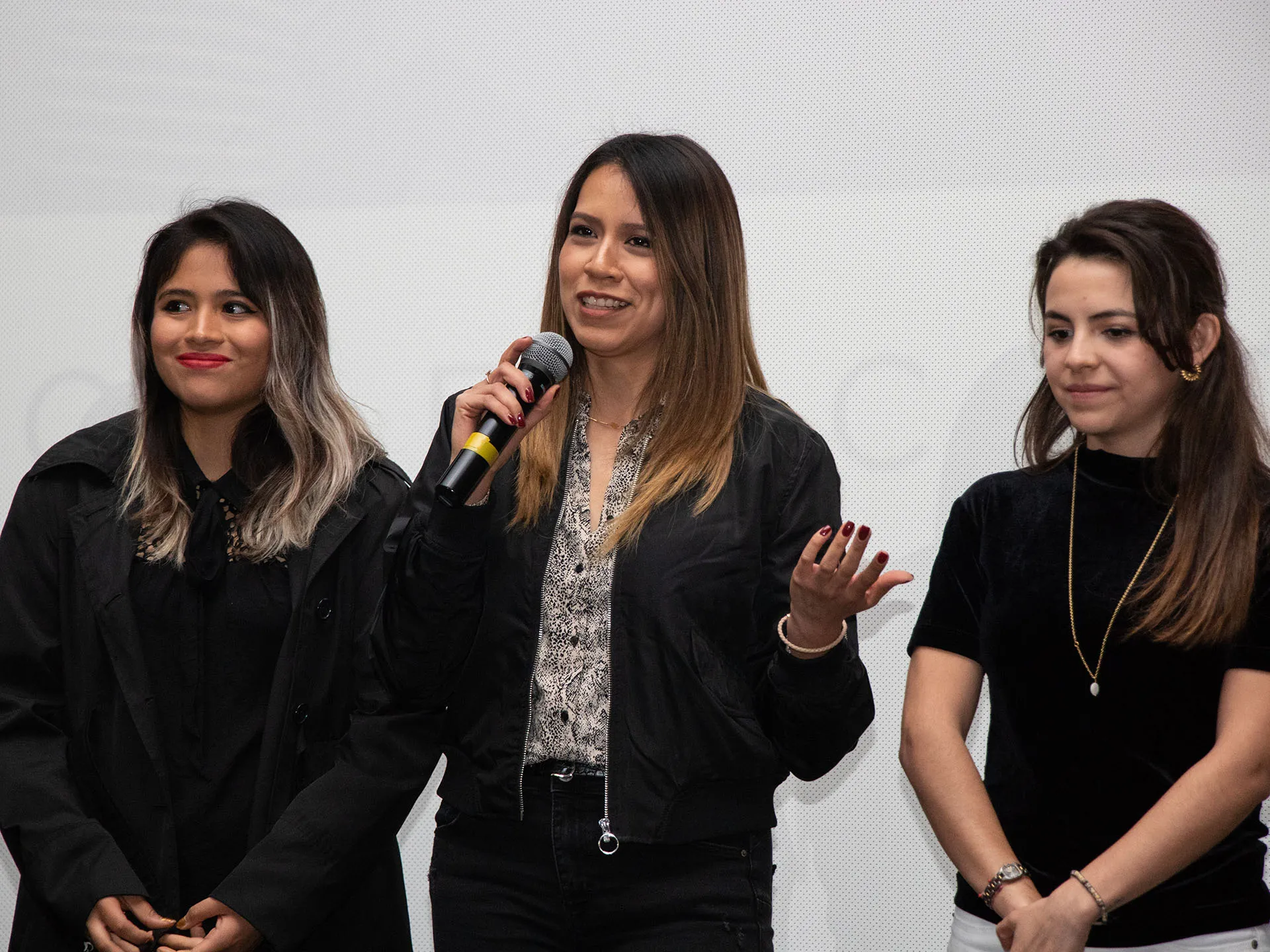 Alumnos del Tec de Monterrey campus Quer&eacute;taro presentando documentales