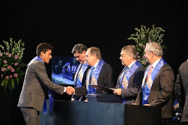 &Aacute;ngel Briones Graduaci&oacute;n 