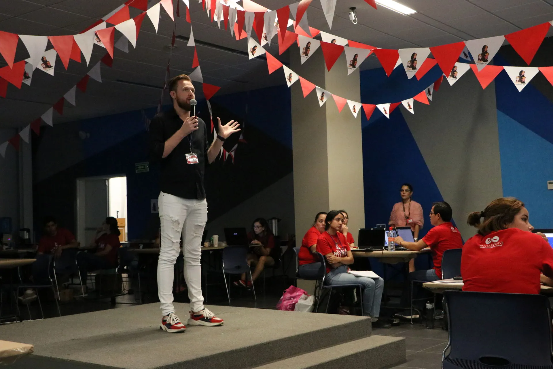 Los participantes escucharon una platica impartida por Arturo Cano sobre validaci&oacute;n de Mercado