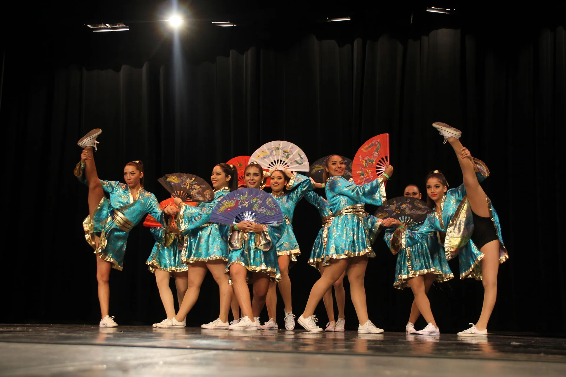 El grupo de baile comenzando su coreografía “Tokyo Girls”