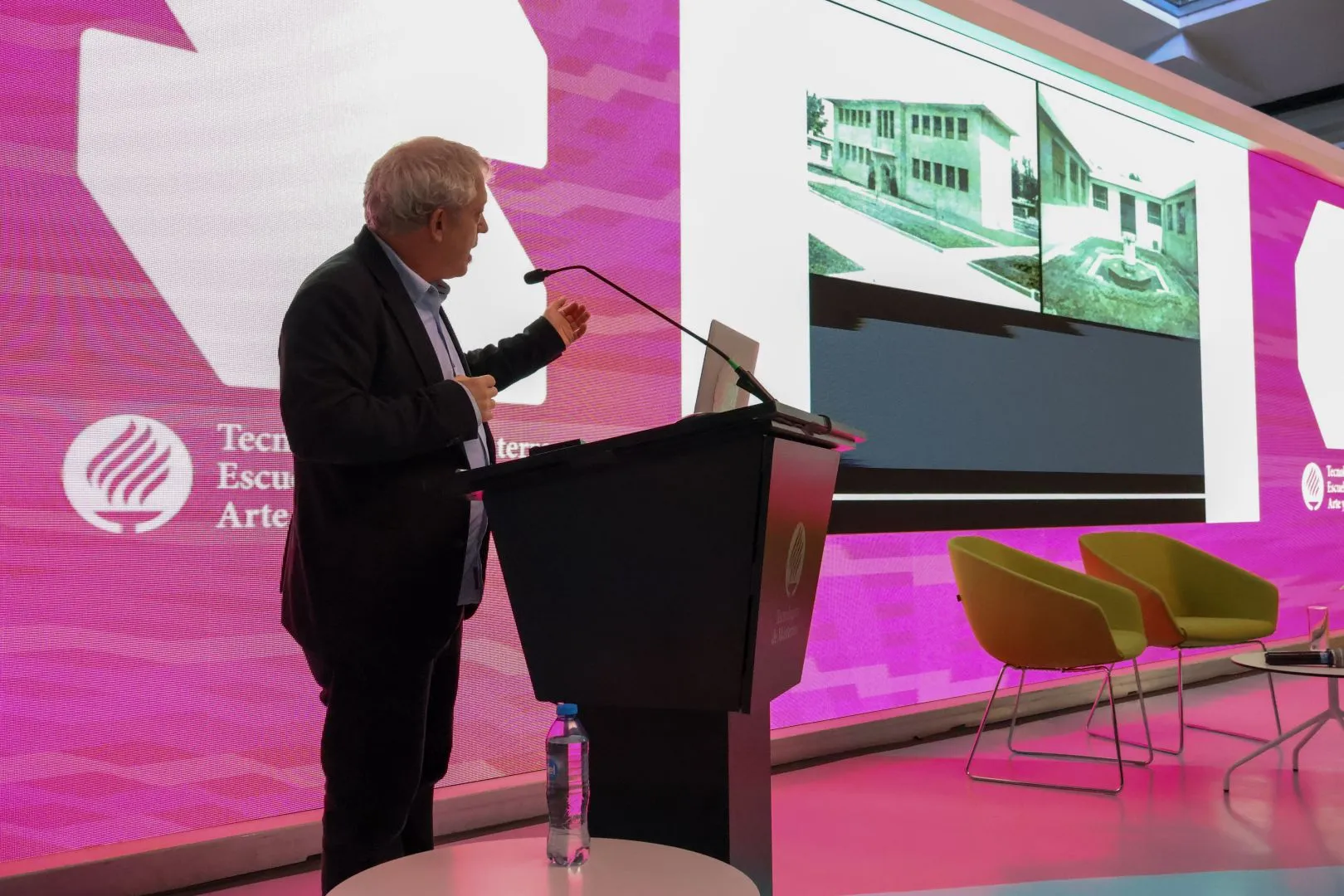 El arquitecto Luis E. Carranza expone a audiencia la obra del arquitecto Luis Barrag&aacute;n.