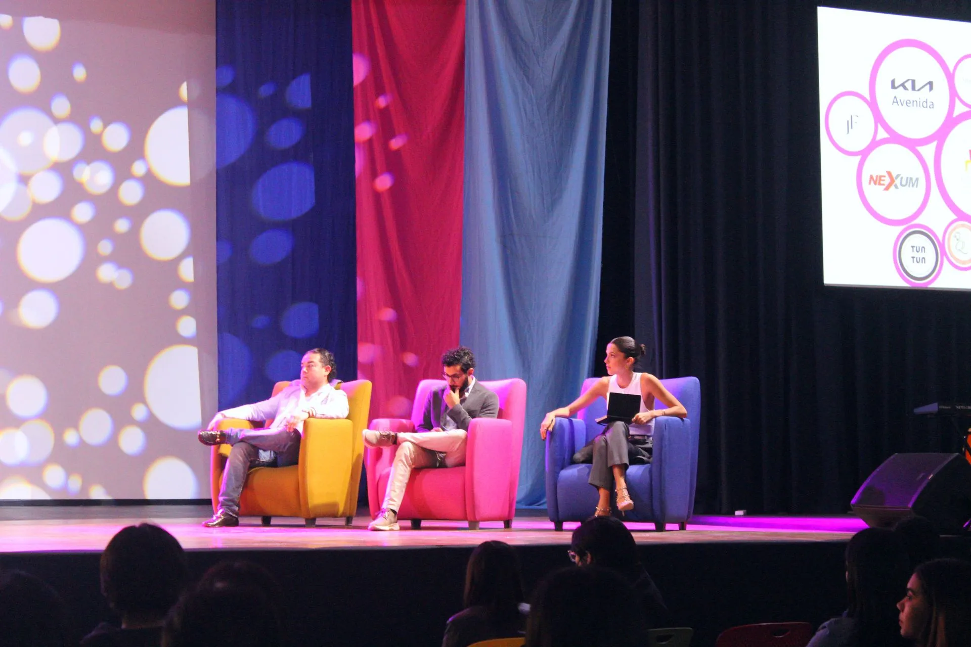Eugenia Rodr&iacute;guez y otros conferencistas hablando de su trayectoria al &eacute;xito.