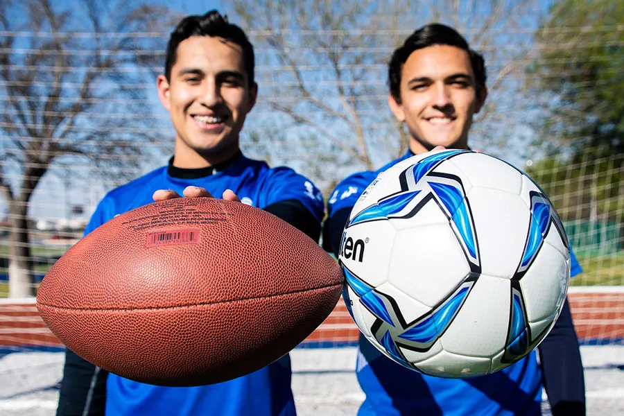 Jos&eacute; y Carlos con balones