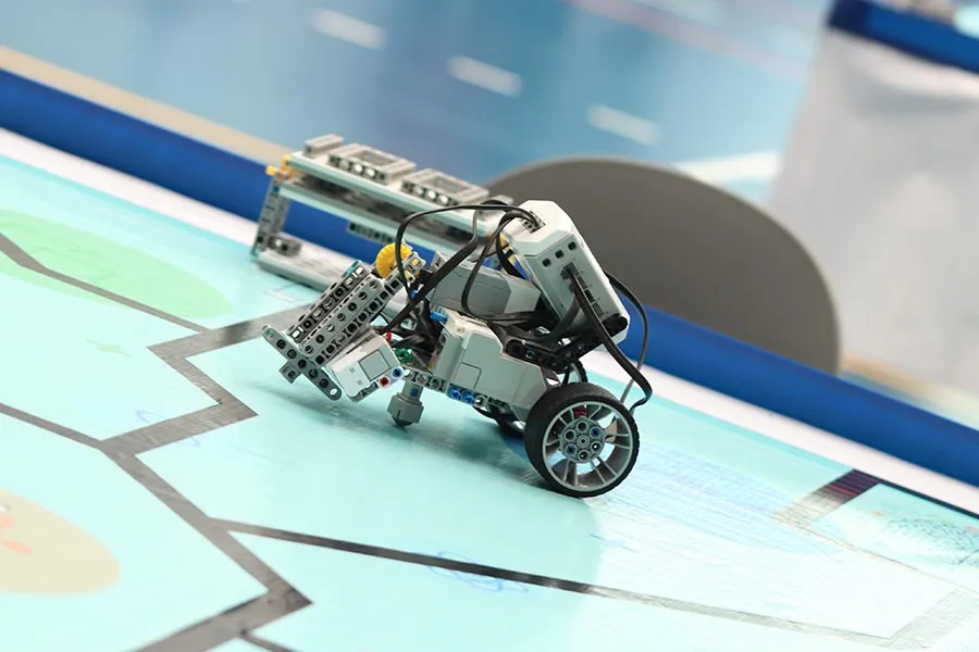 TecDroid es un grupo estudiantil que difunde la ciencia y la tecnolog&iacute;a en la juventud mediante m&eacute;todos innovadores con el objetivo de que se conviertan en l&iacute;deres en los campos de ciencia, tecnolog&iacute;a, ingenier&iacute;a y matem&aacute;ticas.